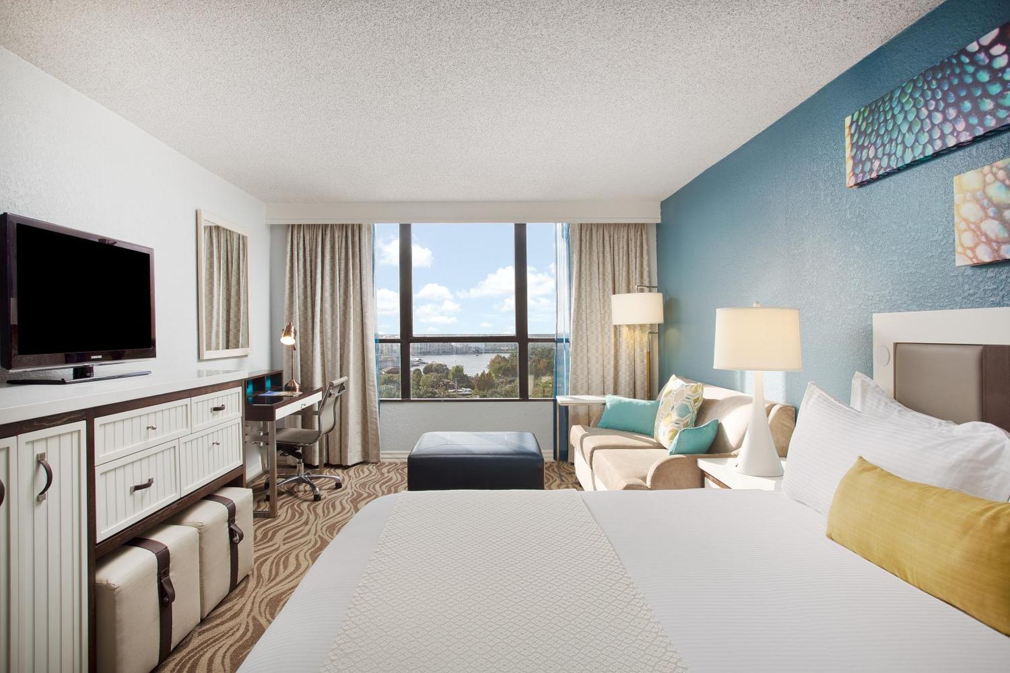 Habitación con cama extragrande y vistas al lago