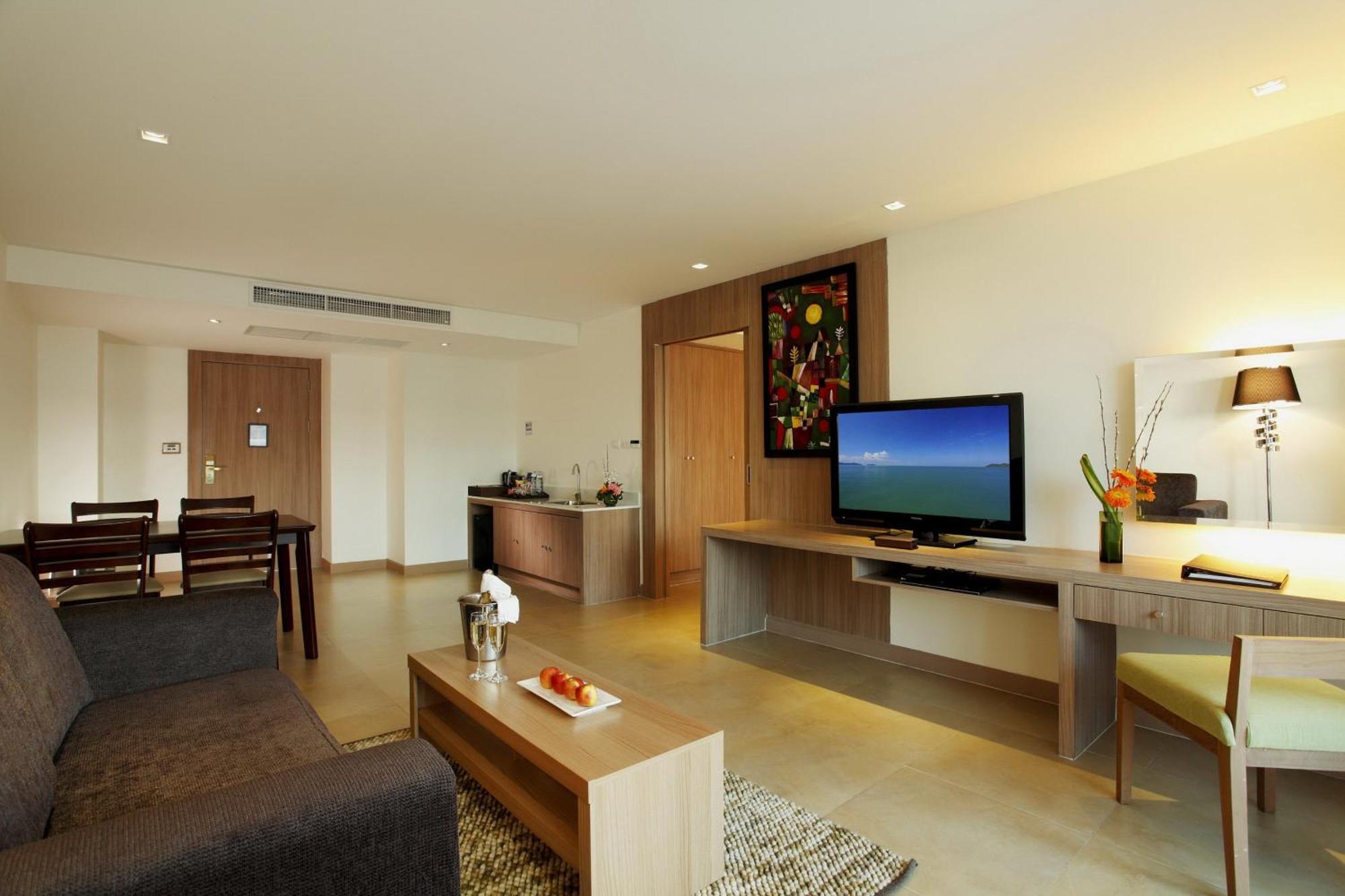 CENTARA 1 BEDROOM SUITE - KING+SOFA BED
