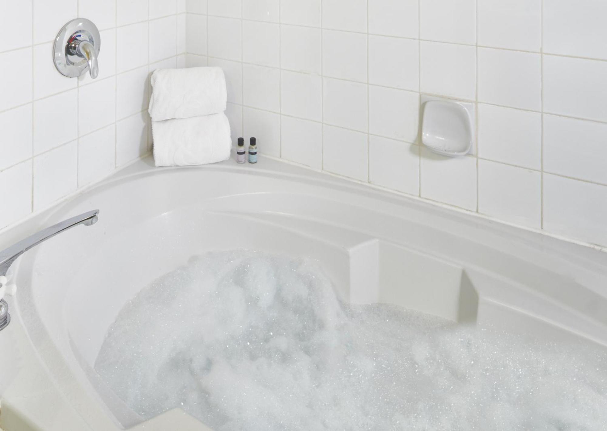 Queen One Bedroom Jacuzzi Suite