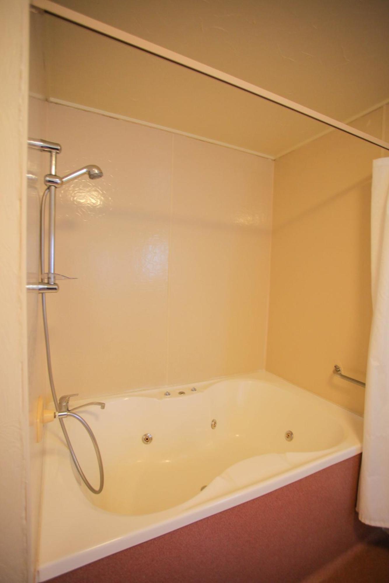 Superior Twin Room Spa Bath Disability Access