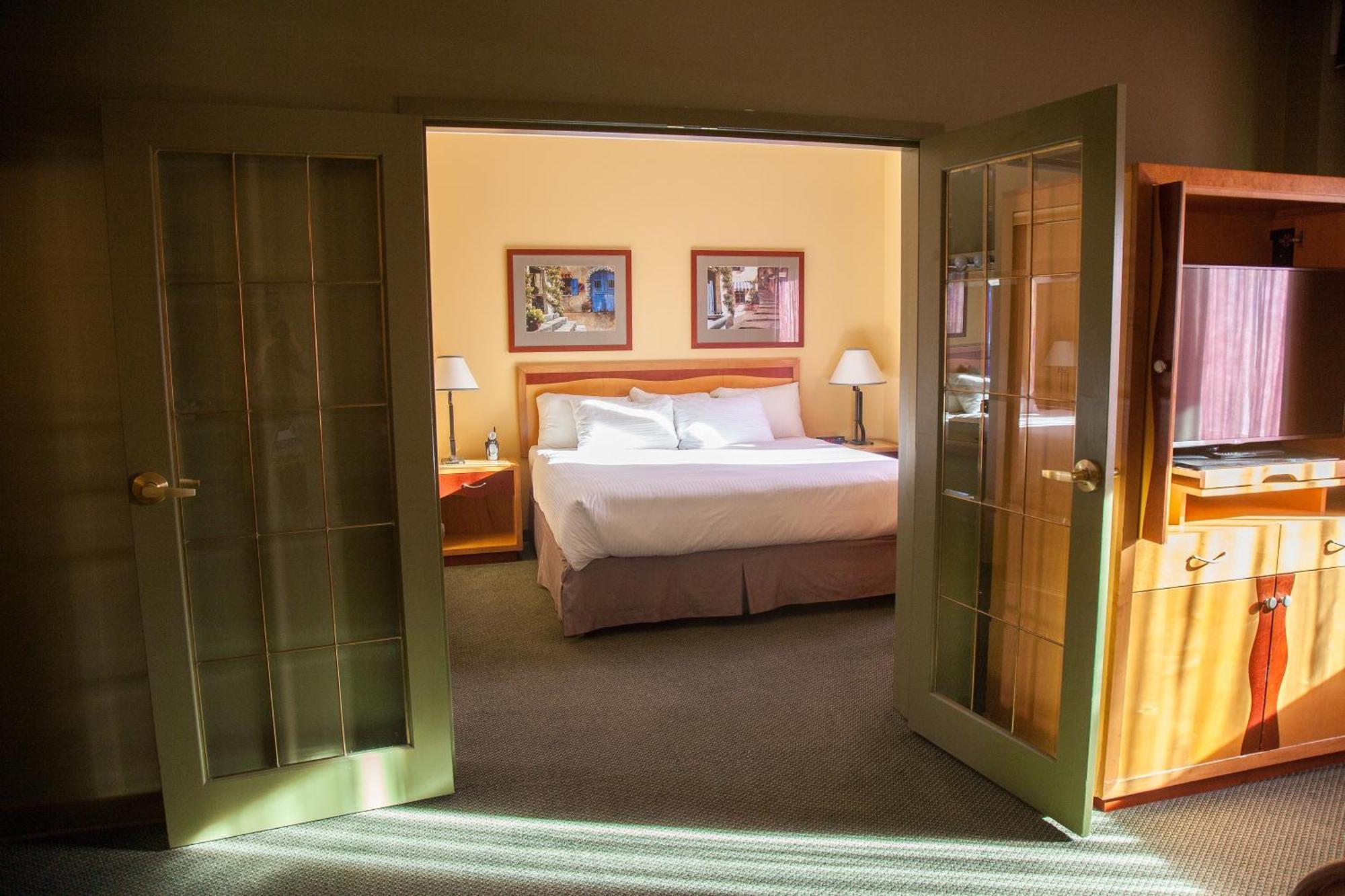 One-Bedroom Deluxe King Suite - Non-Smoking