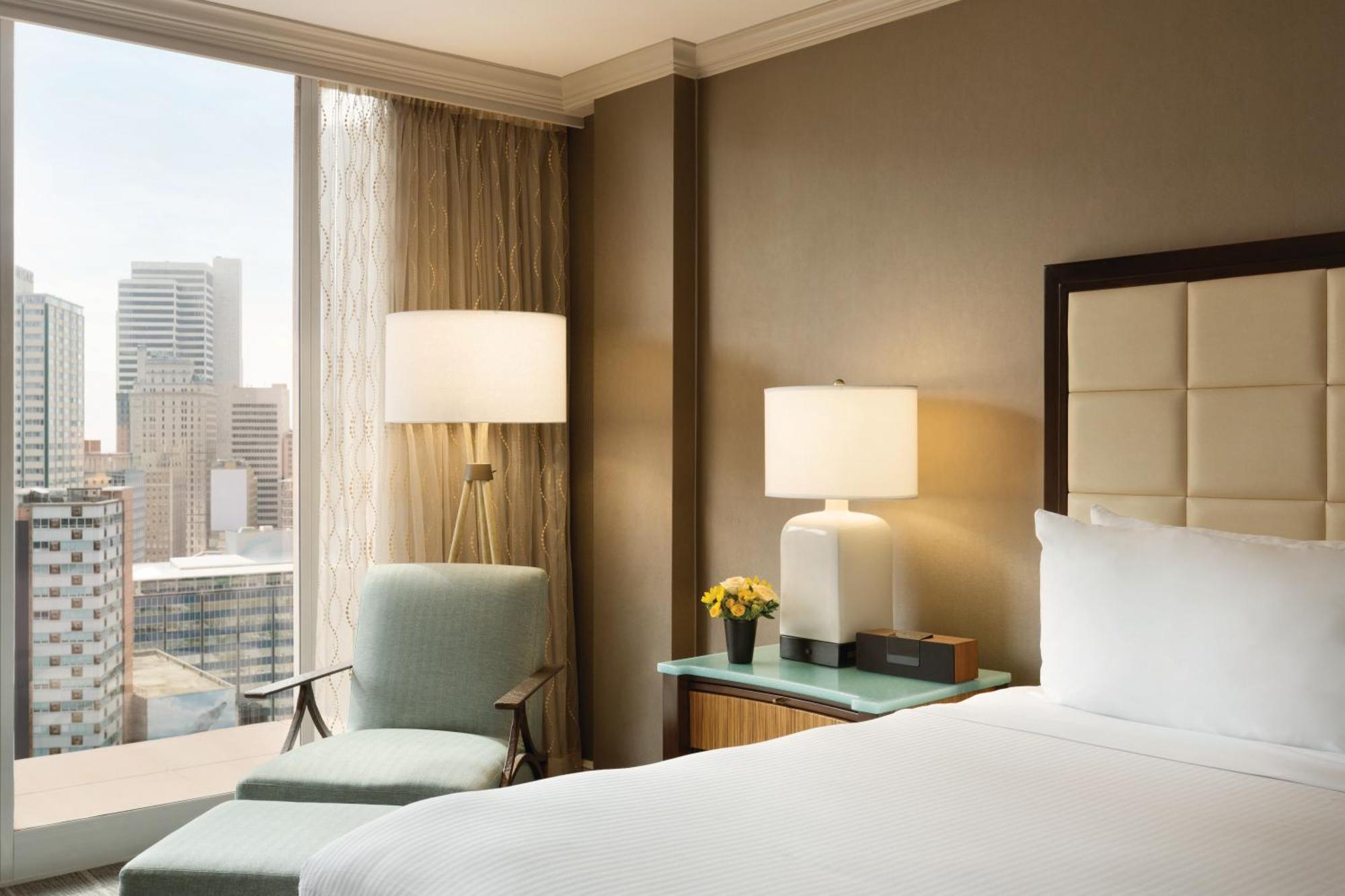 Habitación Fairmont Gold con cama extragrande y vistas a la ciudad