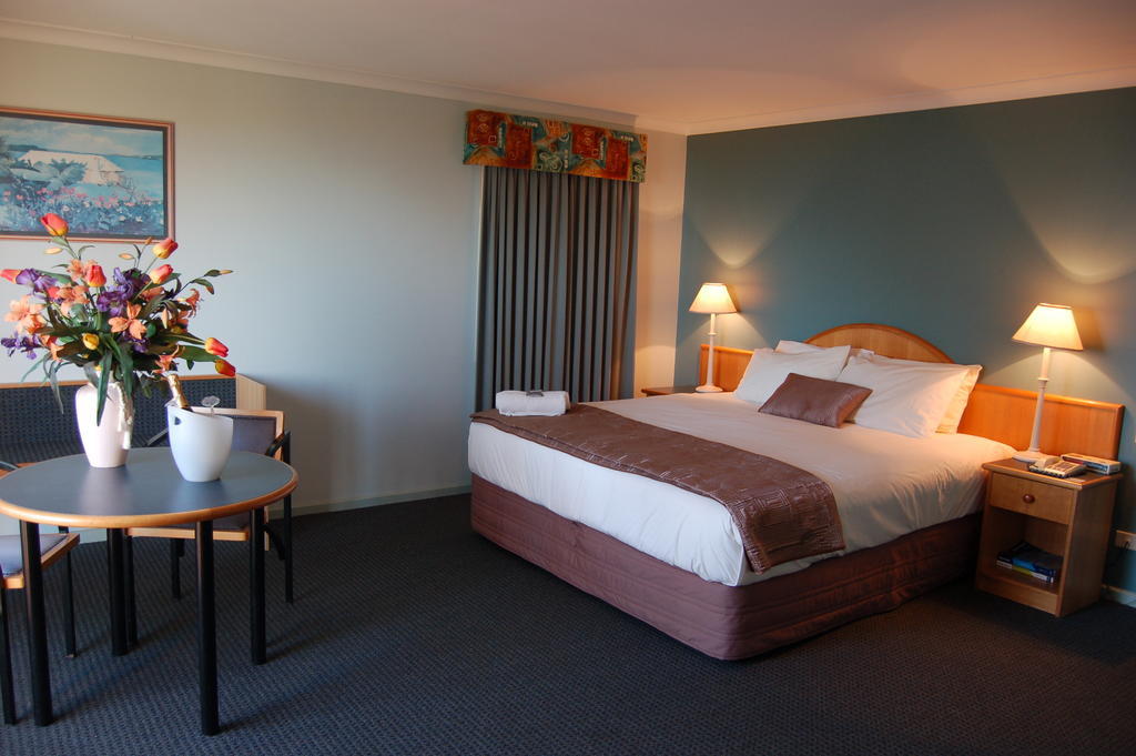 Deluxe Double Room with Side Sea View