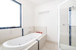 Queen Suite with Spa Bath