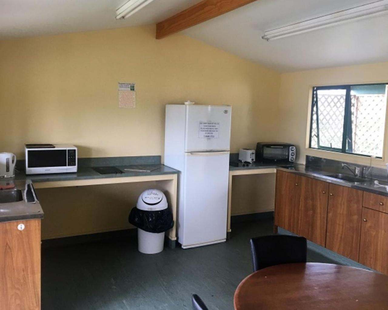 Hütte mit Queensize-Bett und Gemeinschaftsbad