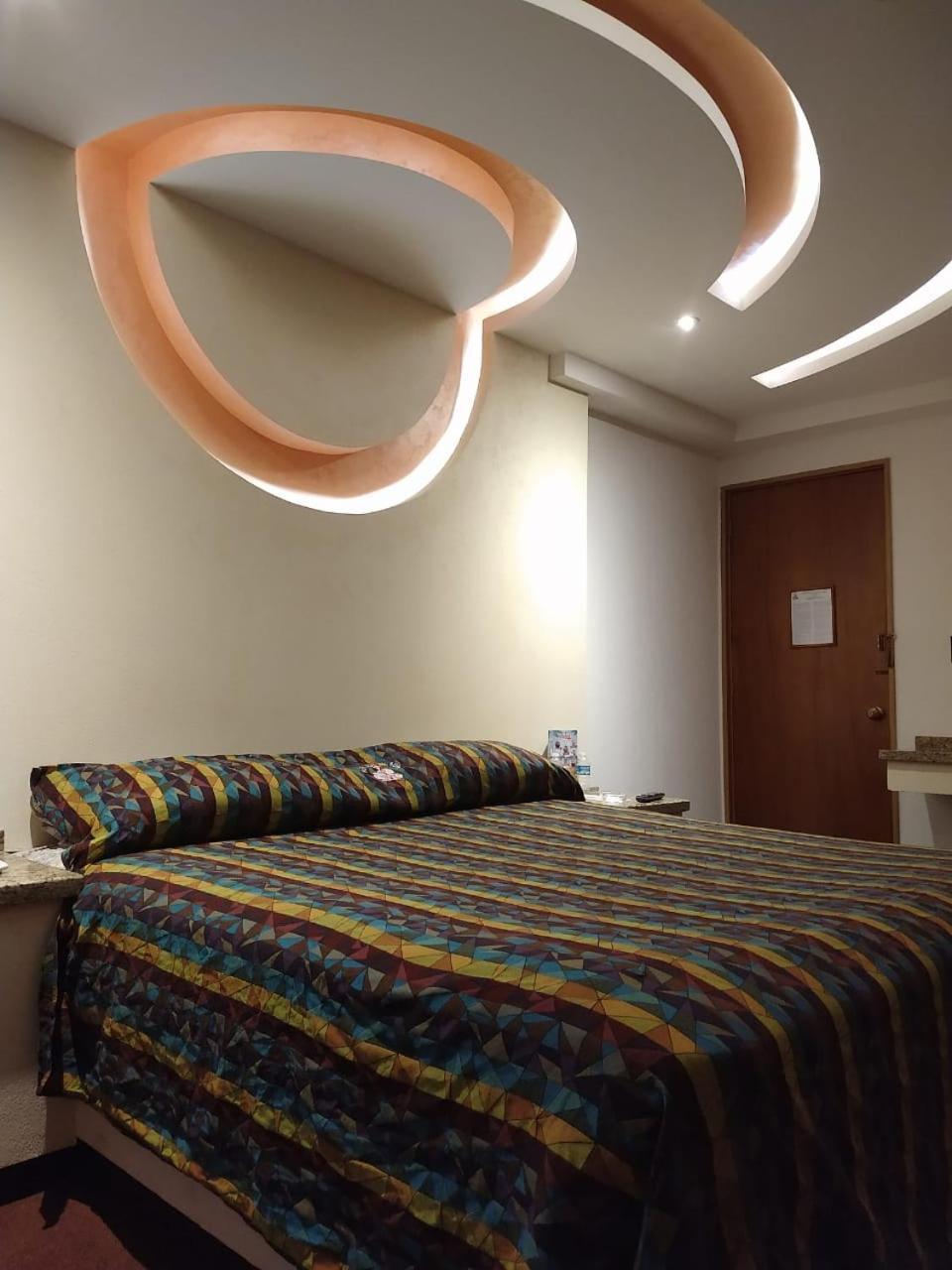 Habitación con cama extragrande.