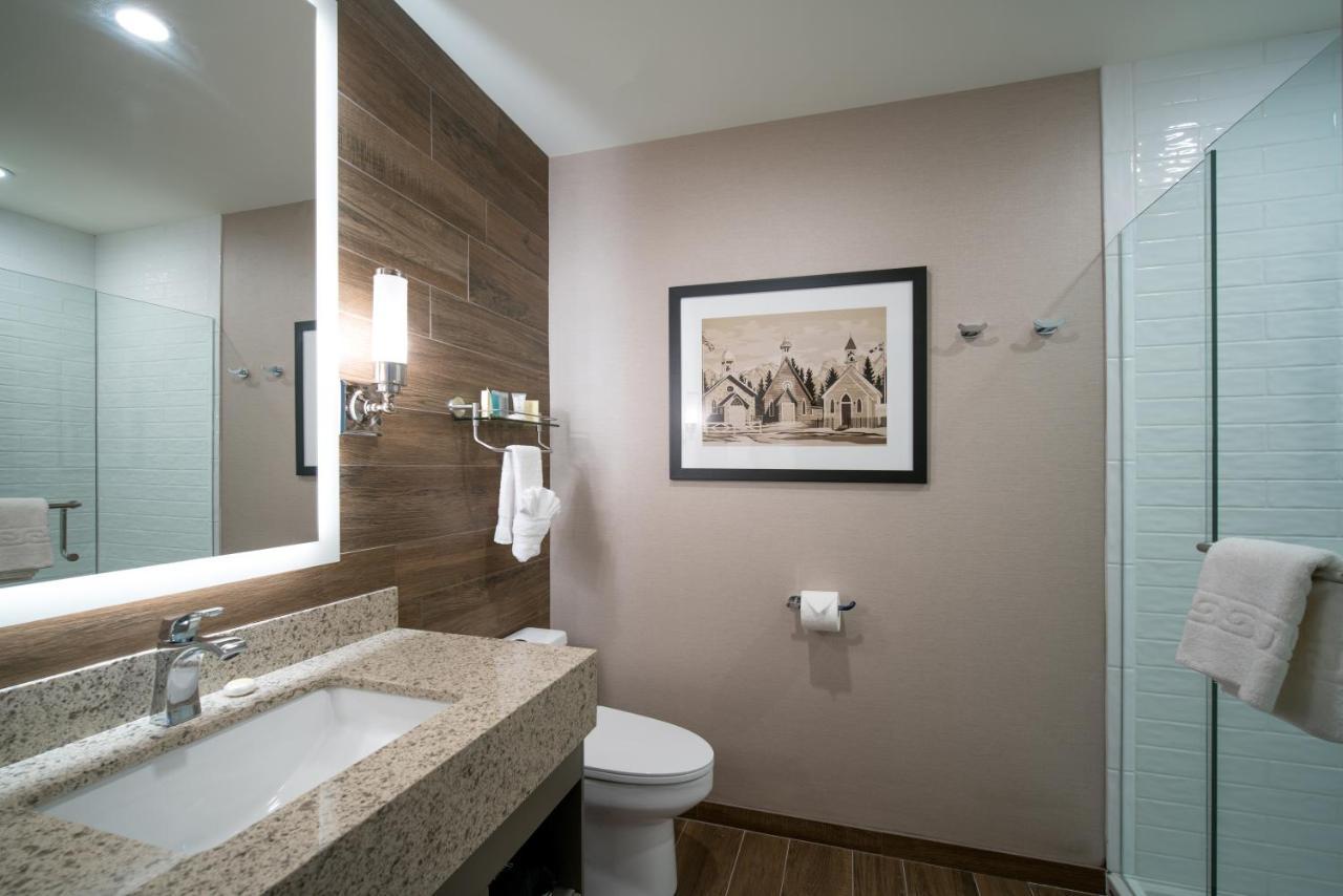 Premium King Room with Mountain View