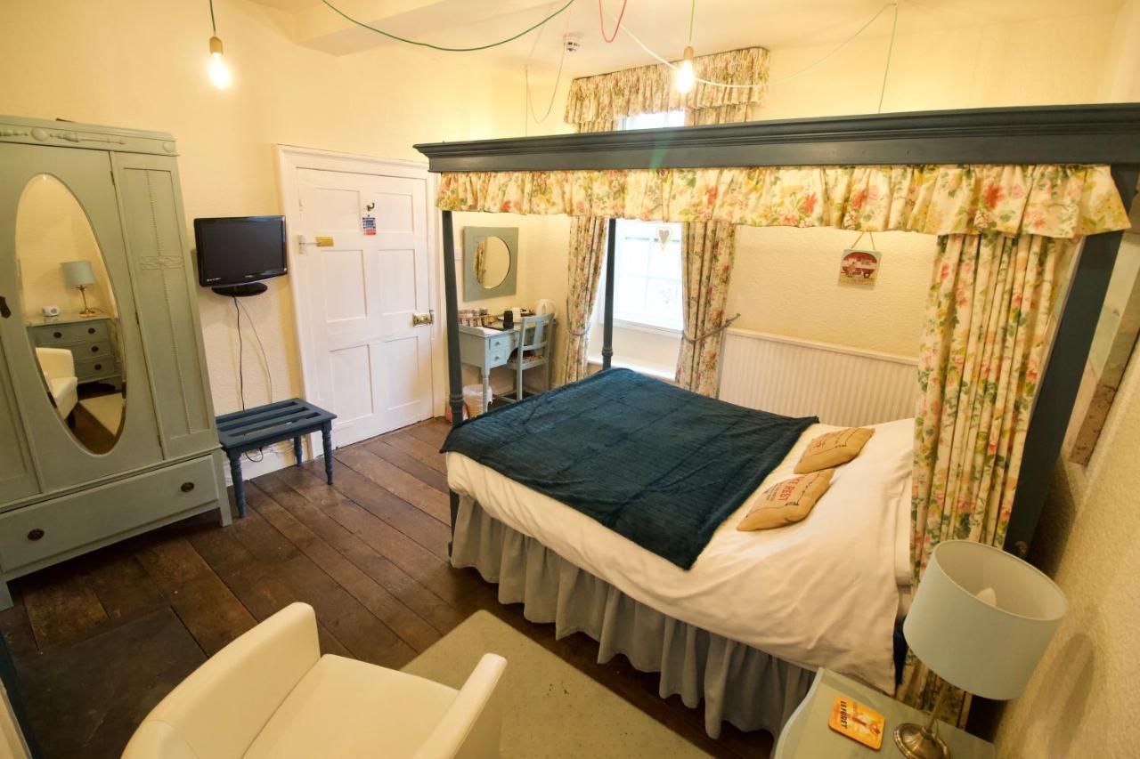 Double Room Four Poster Bed,746618735:JPEG