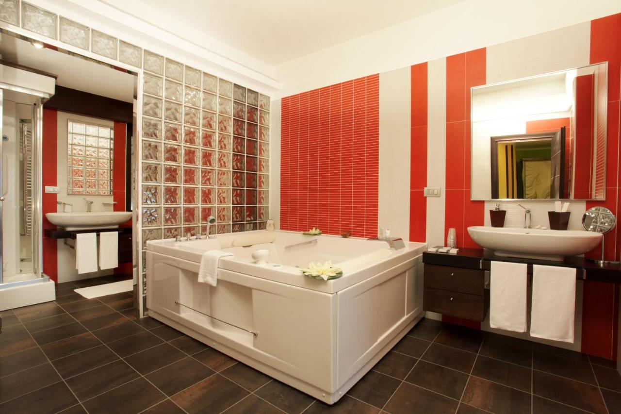 Queen Suite Spa Bath,749720426:JPEG