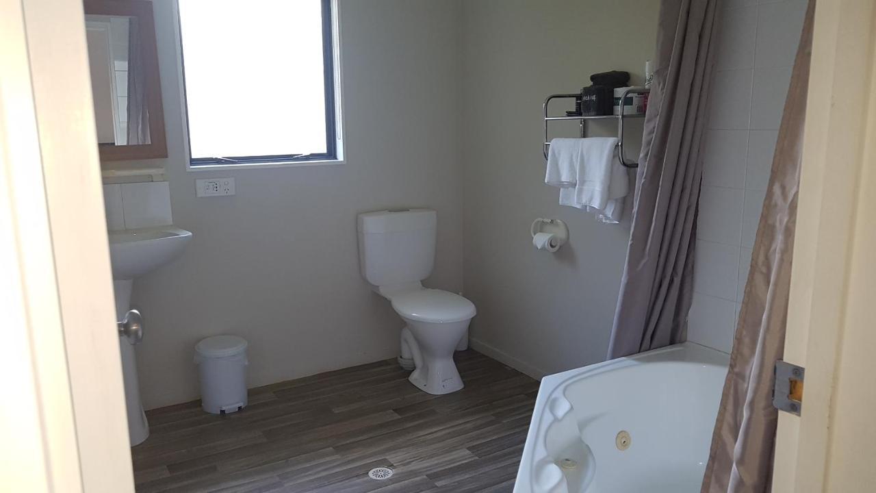 Two-Bedroom Apartment Spa Bath