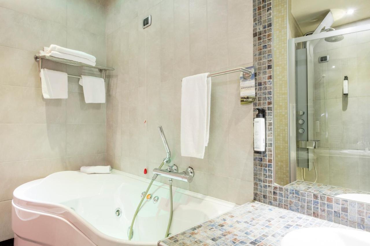 Chambre Double Supérieure avec Balcon et Baignoire