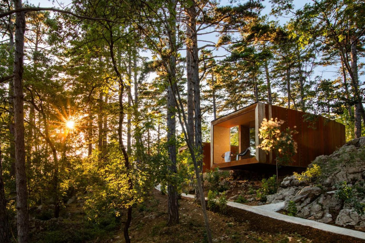 Glamping Hut with Hot Bath and Balcony