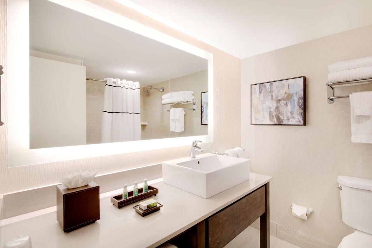 Chambre avec 2 Lits Queen-Size et Douche Accessible en Fauteuil Roulant - Vue sur Ville