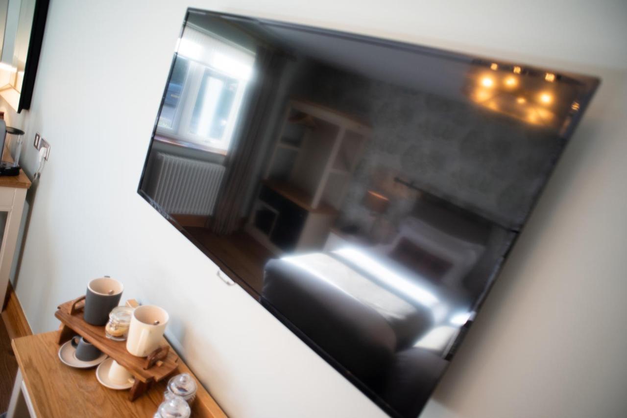 Small Double Room,776309818:JPEG