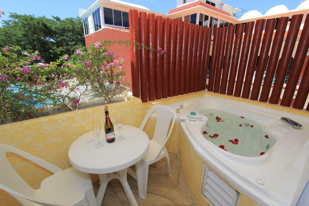 Suite con cama extragrande, bañera de hidromasaje y balcón