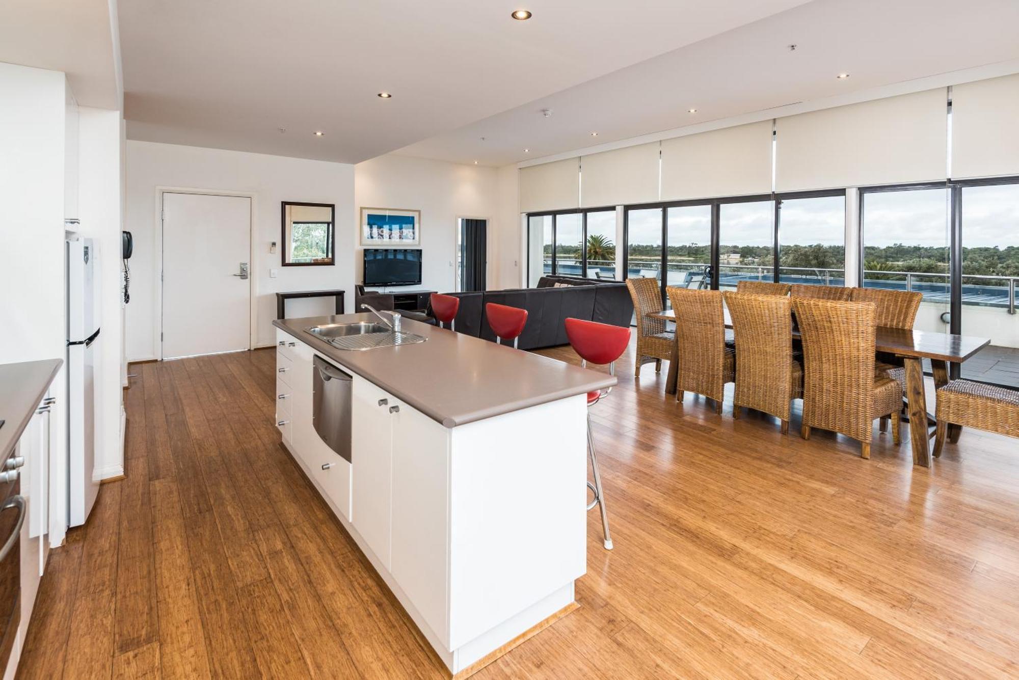 Deluxe Three-Bedroom Apartment