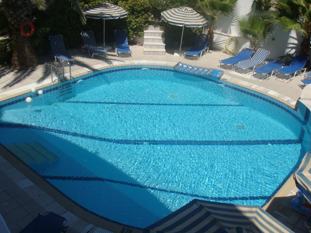 Studio mit Poolblick (3 Erwachsene)