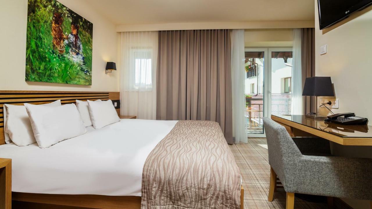 Zimmer mit Kingsize-Bett und Balkon