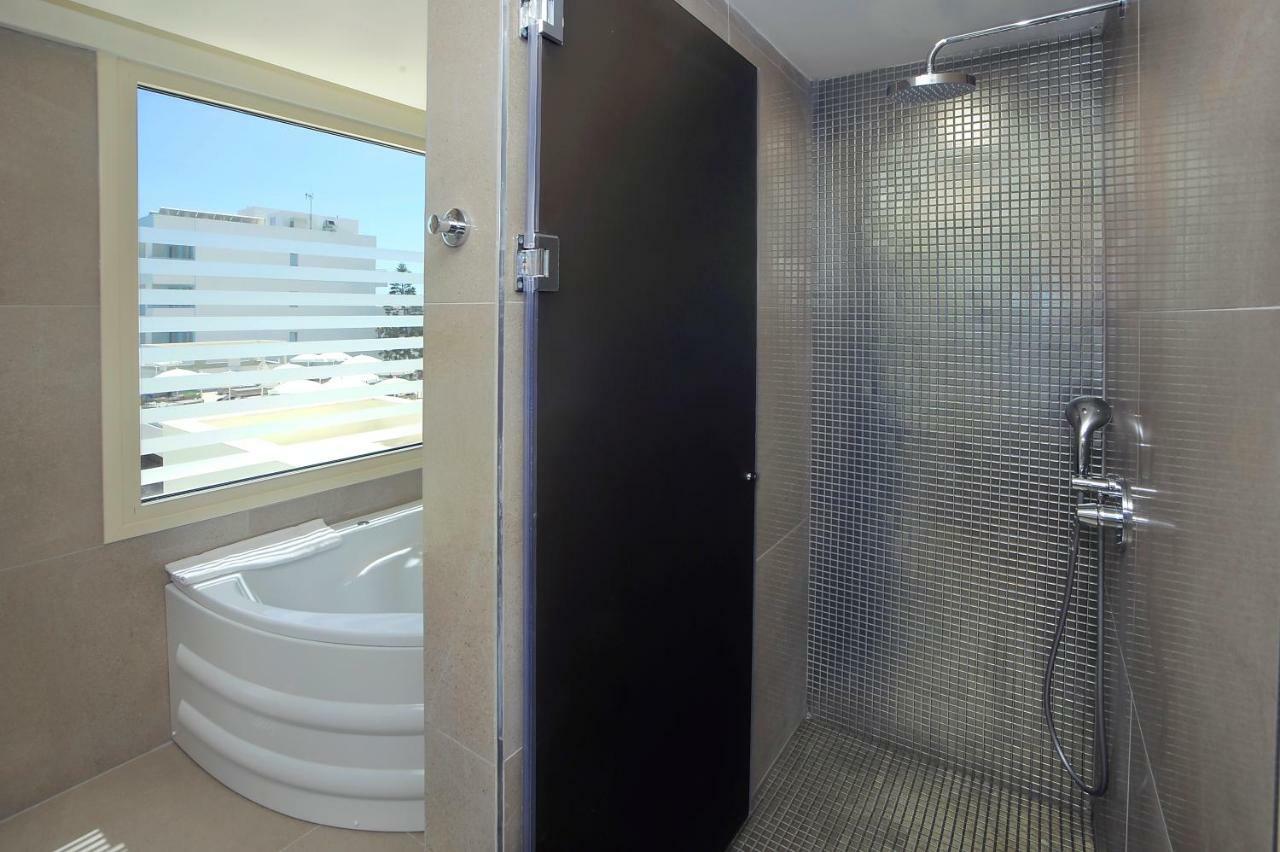 Suite Luxury con Vista Mare e Vasca Idromassaggio al Coperto e all'Aperto