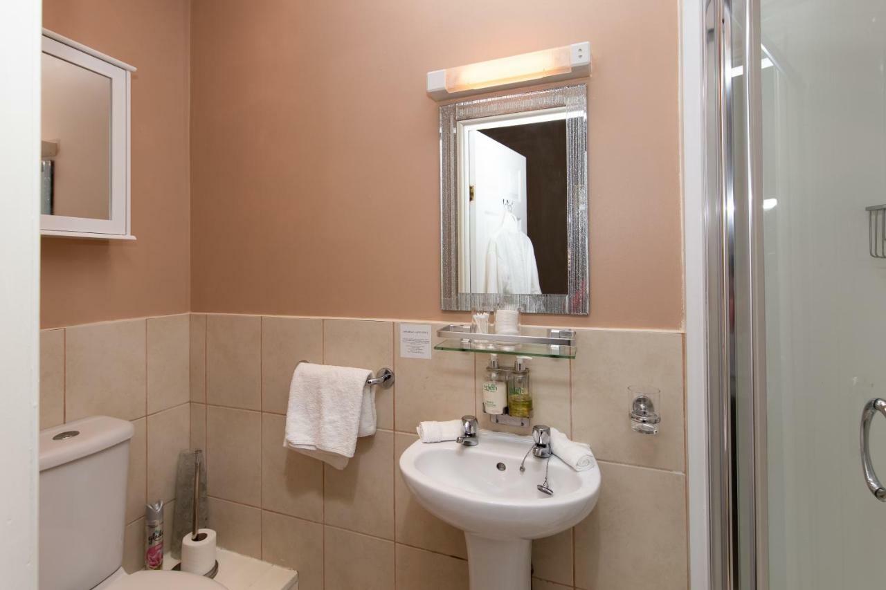 Deluxe Double Room Shower