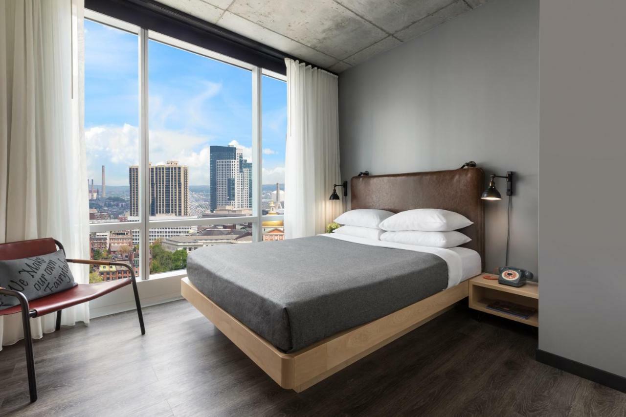 Center Stage Queen Room with City View and Roll-In Shower - Mobility Accessible
