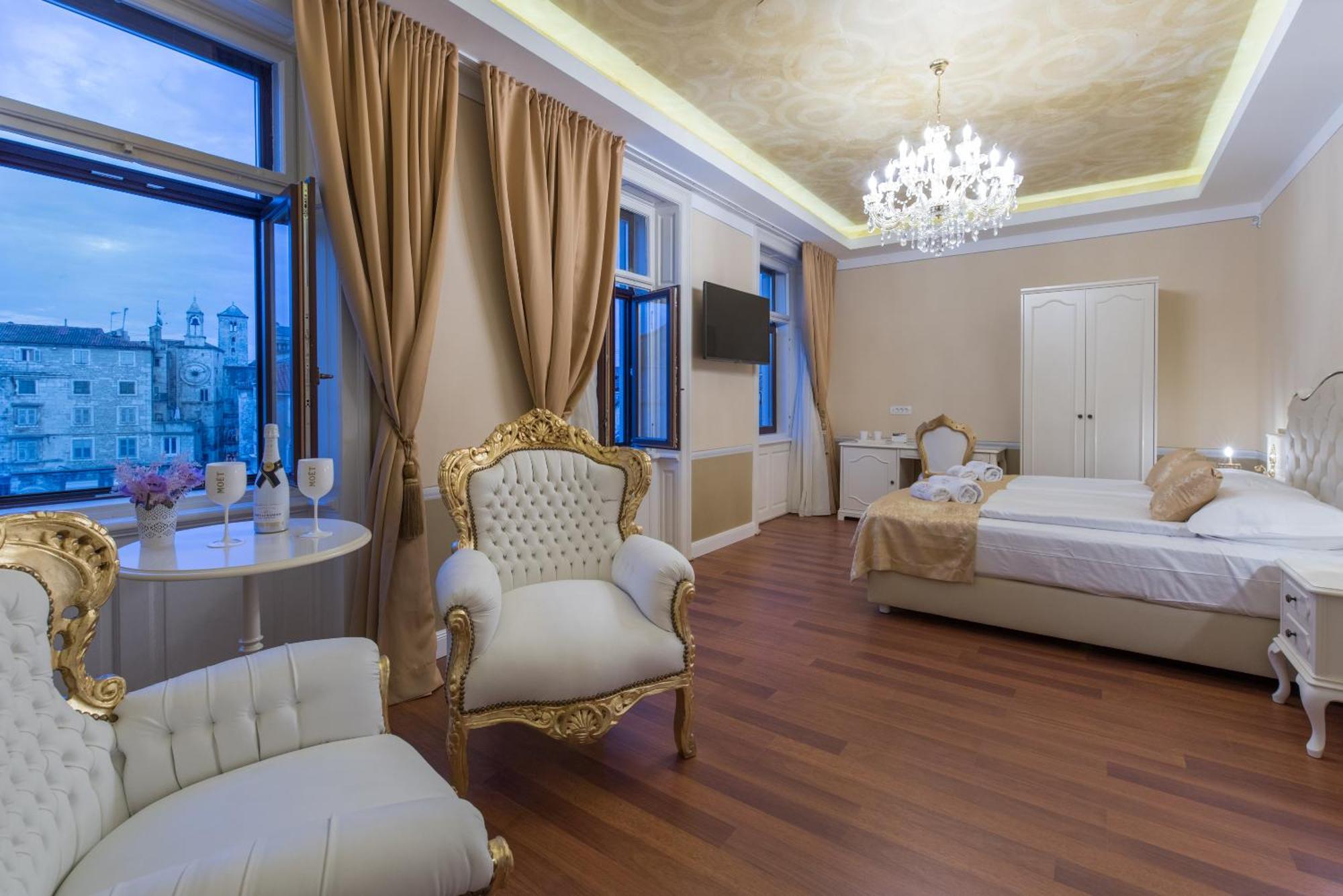 Superior Zimmer mit Kingsize-Bett und Stadtblick
