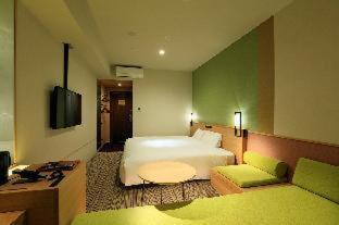 Superior Twin Room and River View - High Floor - Non-Smoking