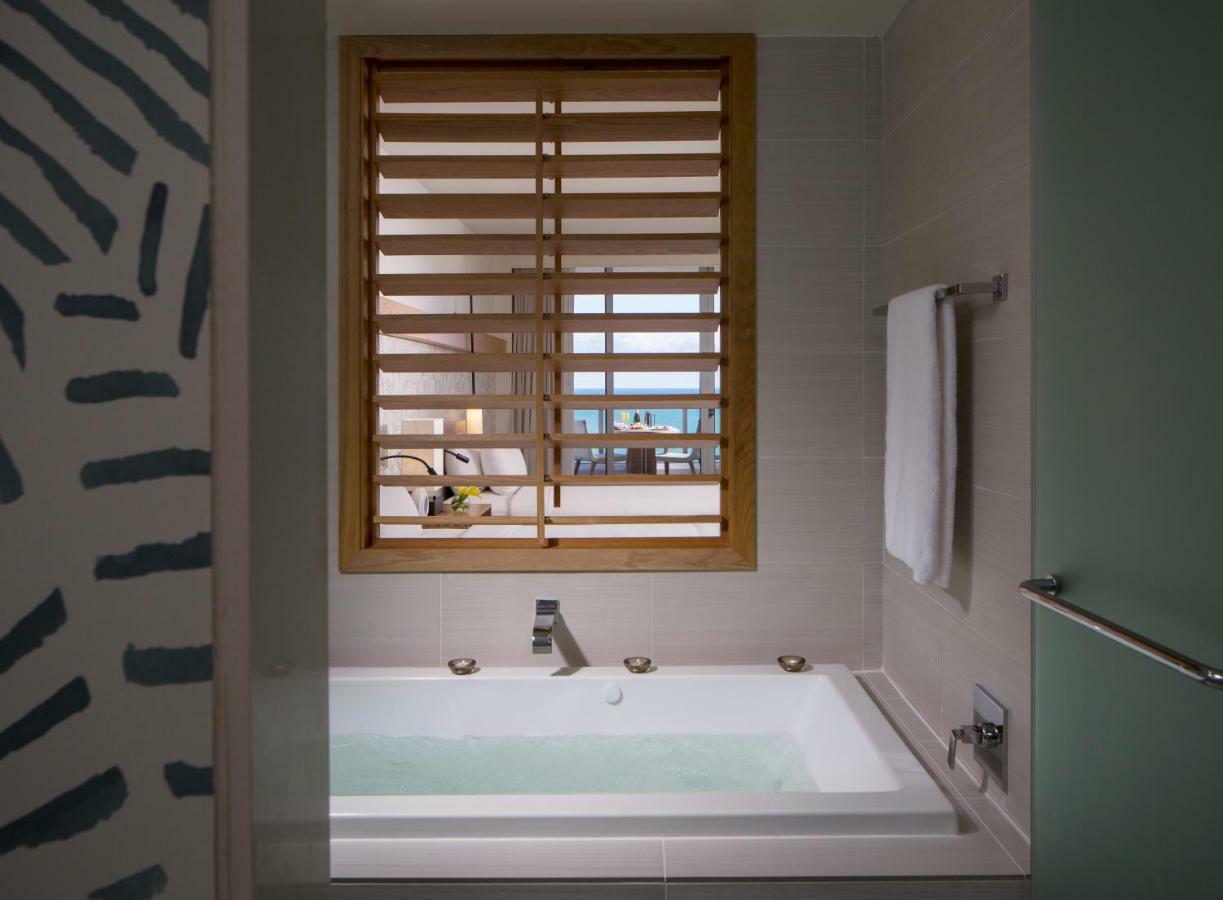 Junior Suite mit 2 Queensize-Betten und Meerblick und Balkon