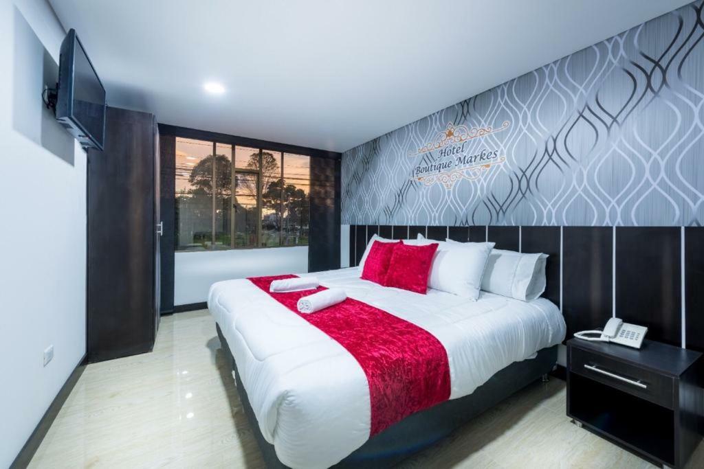 Habitación con cama extragrande.