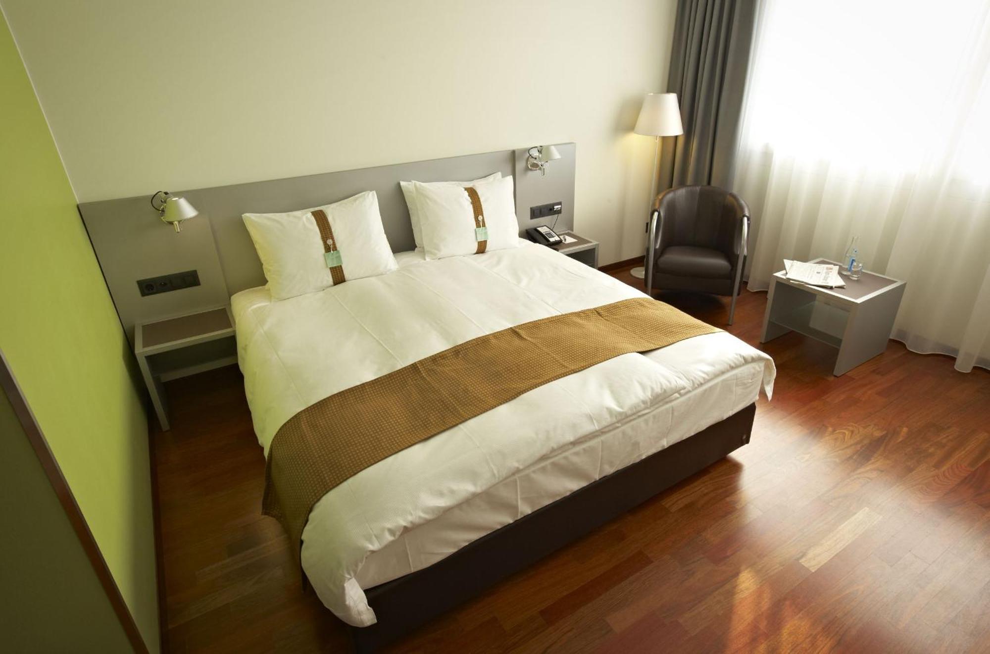Standard Queen Room