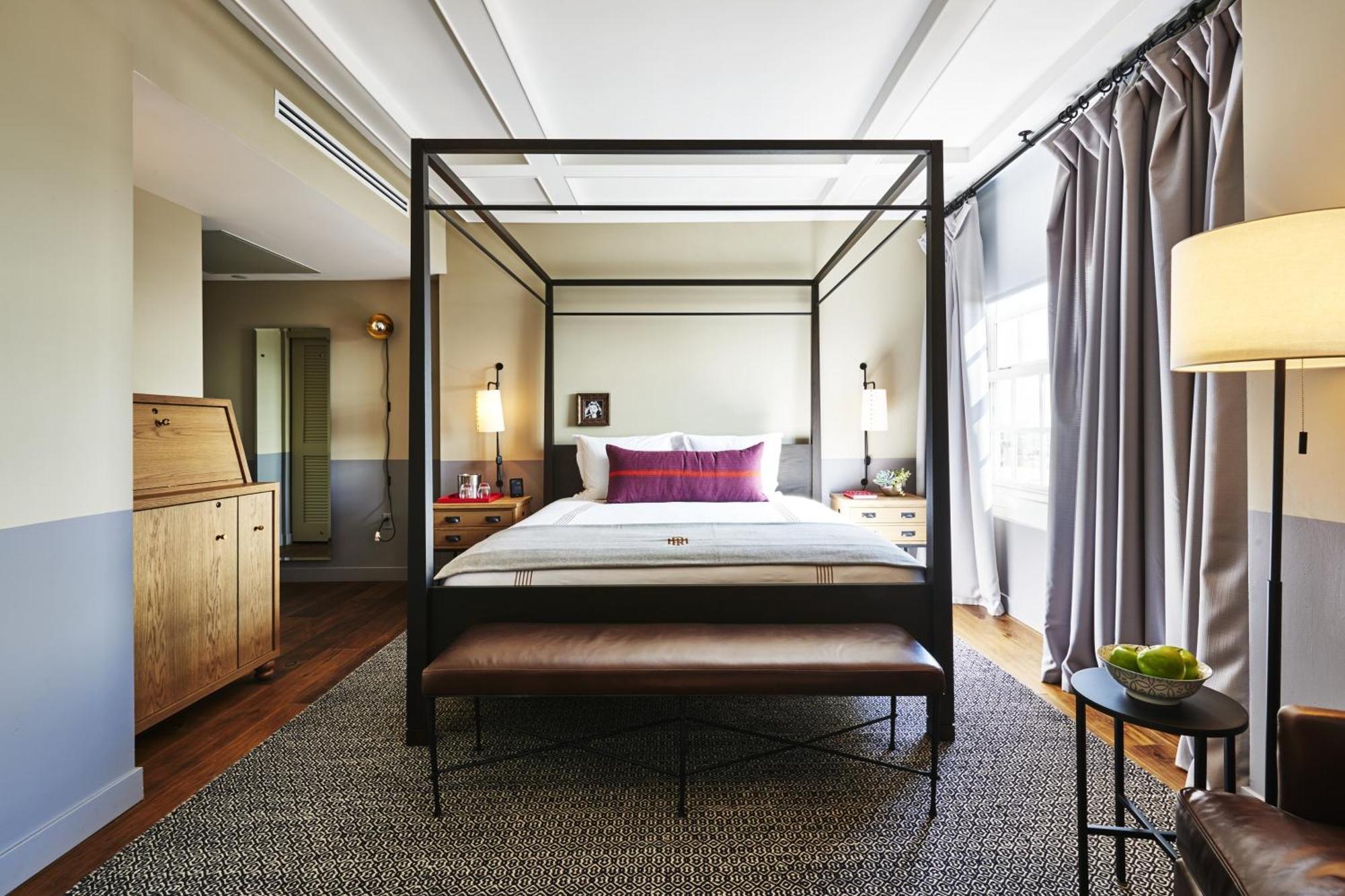 Chambre Lit King-Size avec Douche Accessible en Fauteuil Roulant - Adaptée aux Personnes à Mobilité Réduite