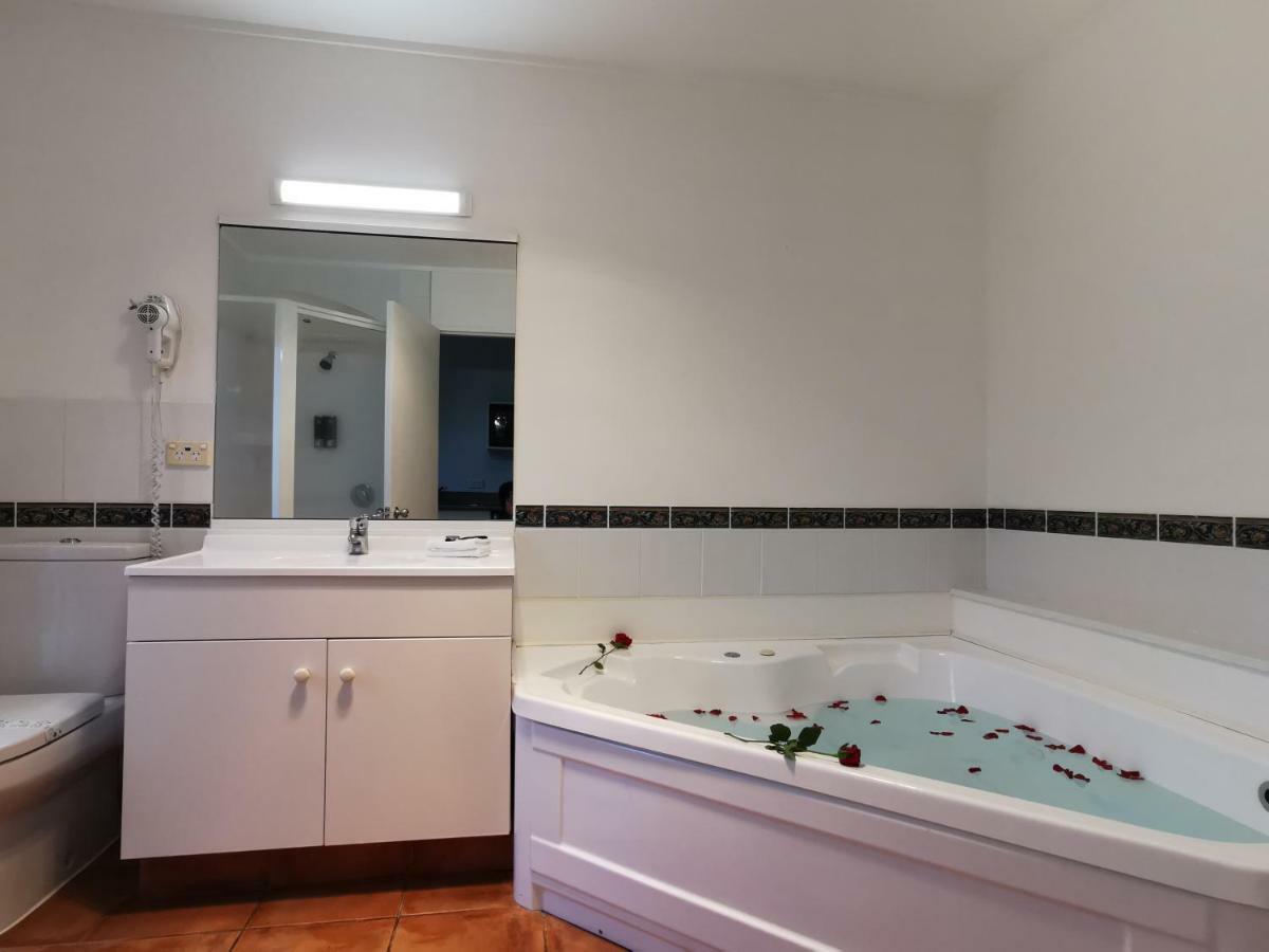 Studio Spa Bath