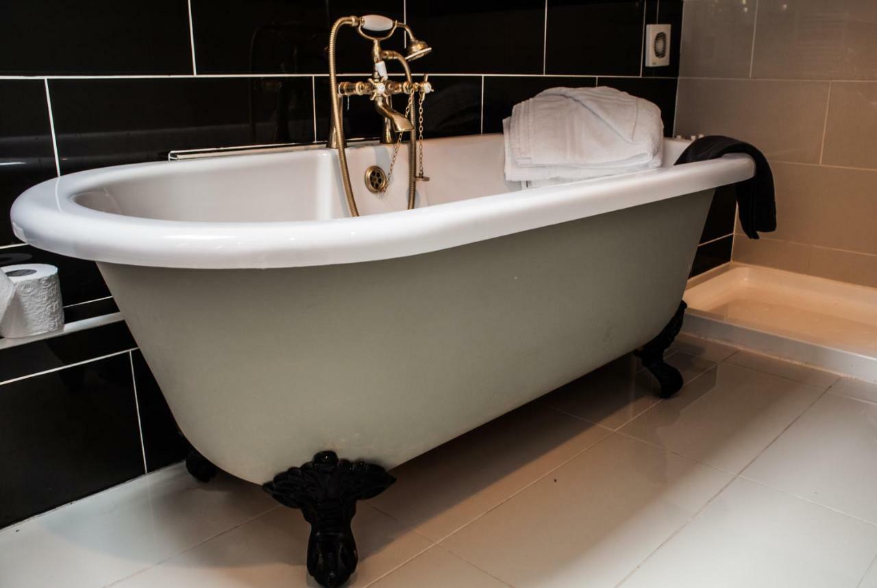 "The Paddock View" Double Room with Bath, Shower & Balcony