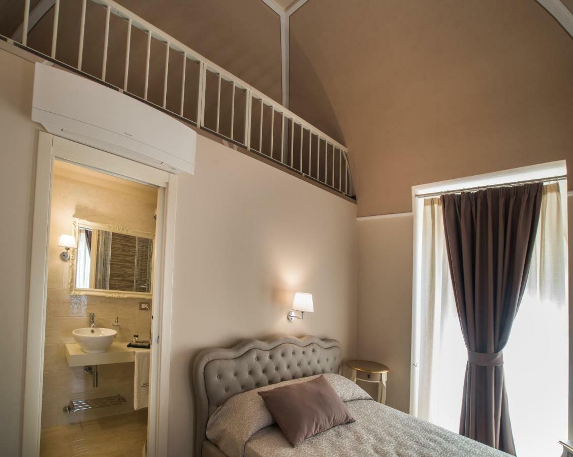 Small Double Room,851185745:JPEG