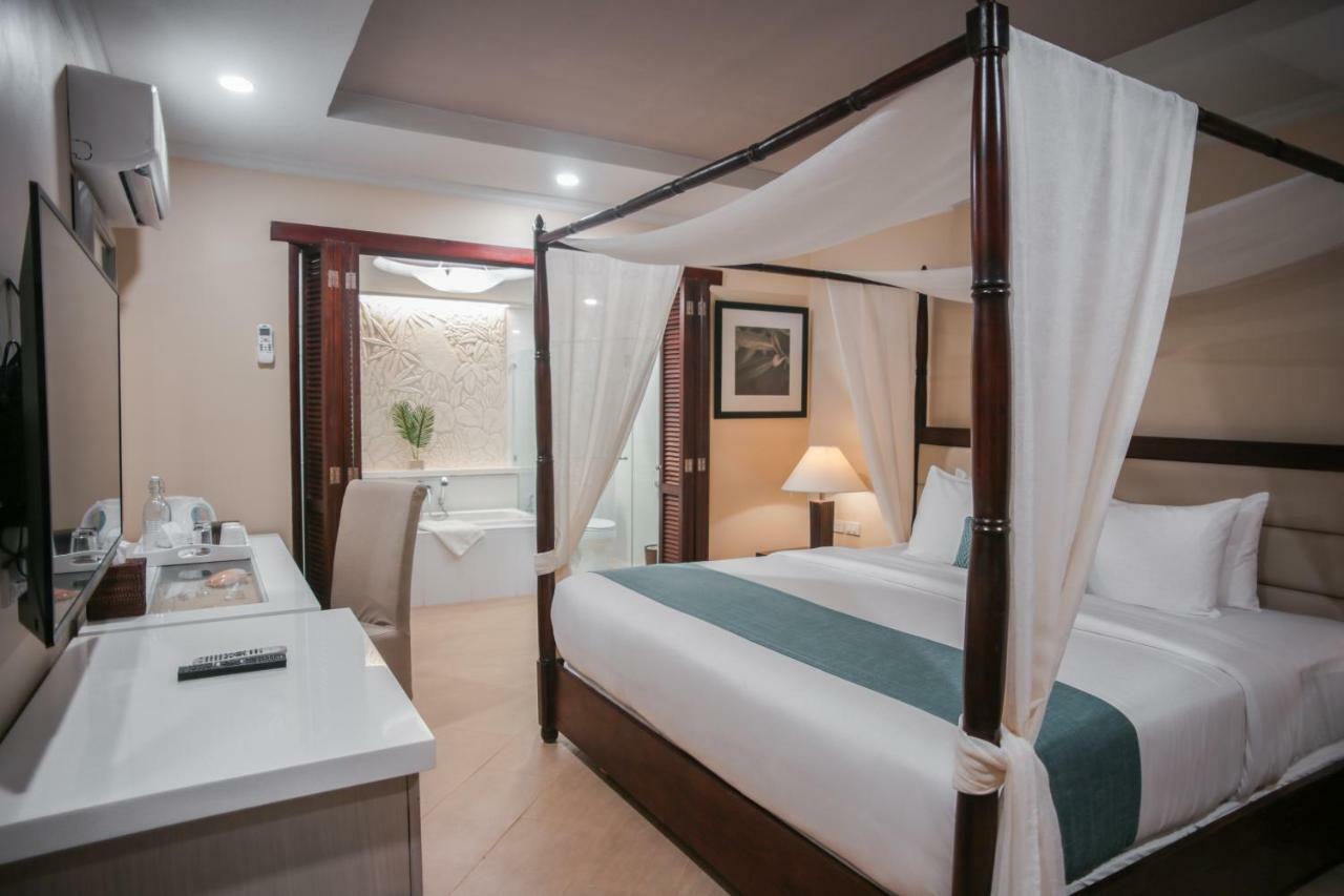 Grand Queen Room Poolside