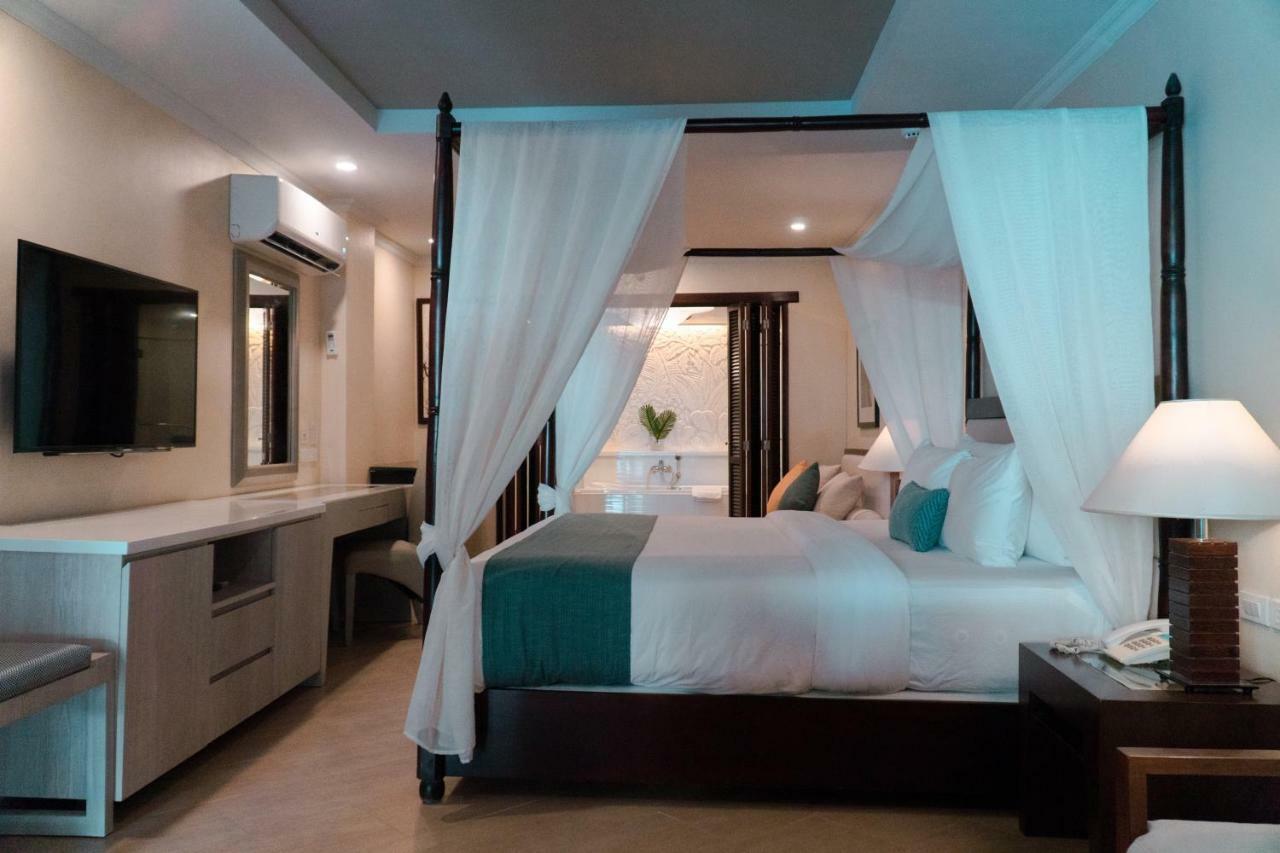Grand Deluxe King Room Poolside