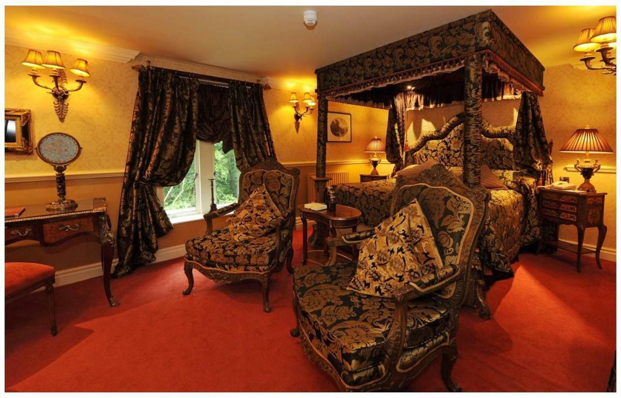 Courtyard Feature Room