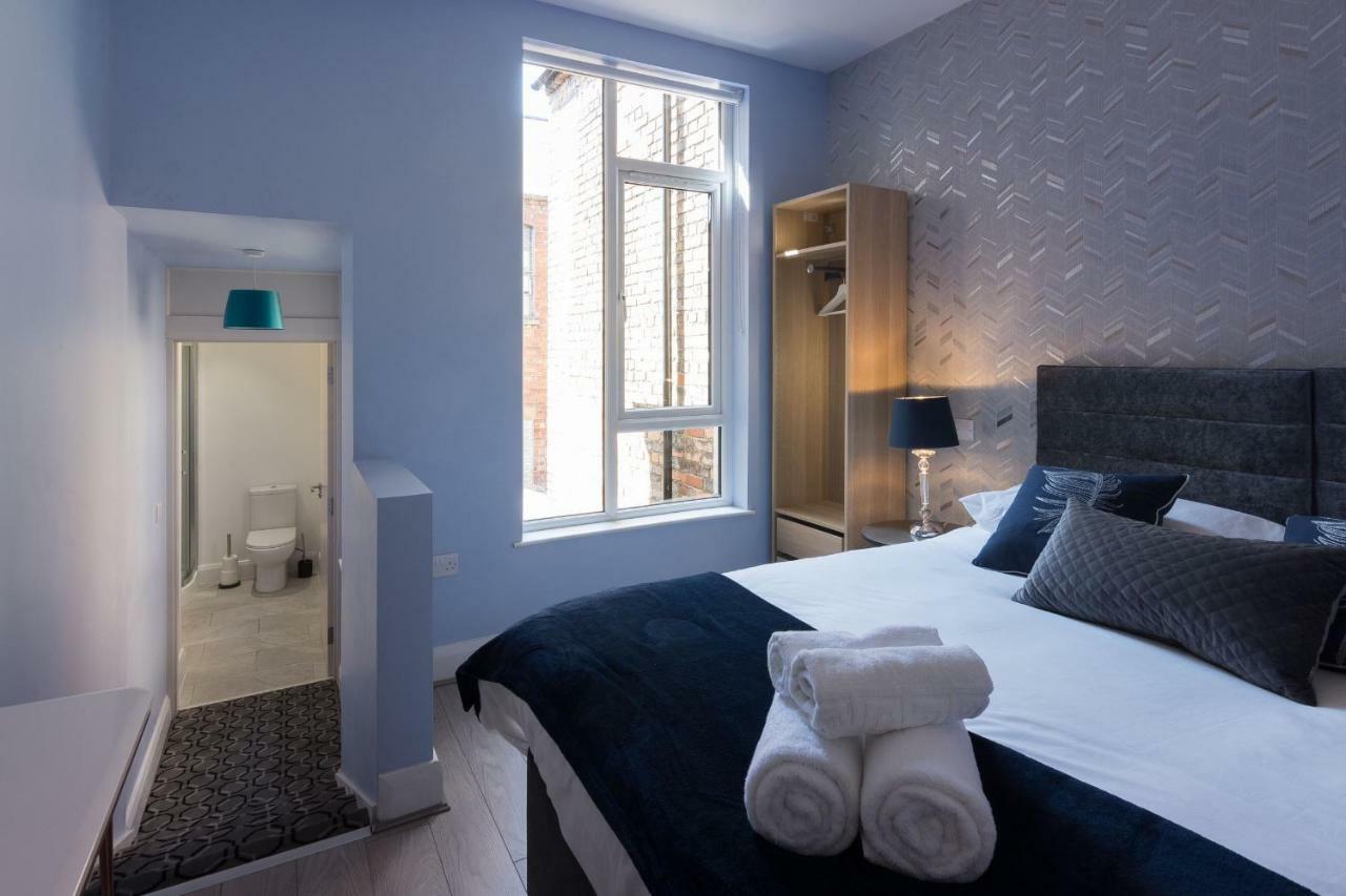 Deluxe Double Room Shower