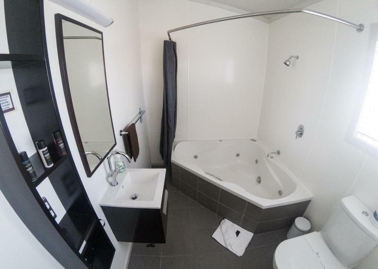 Studio Spa Bath