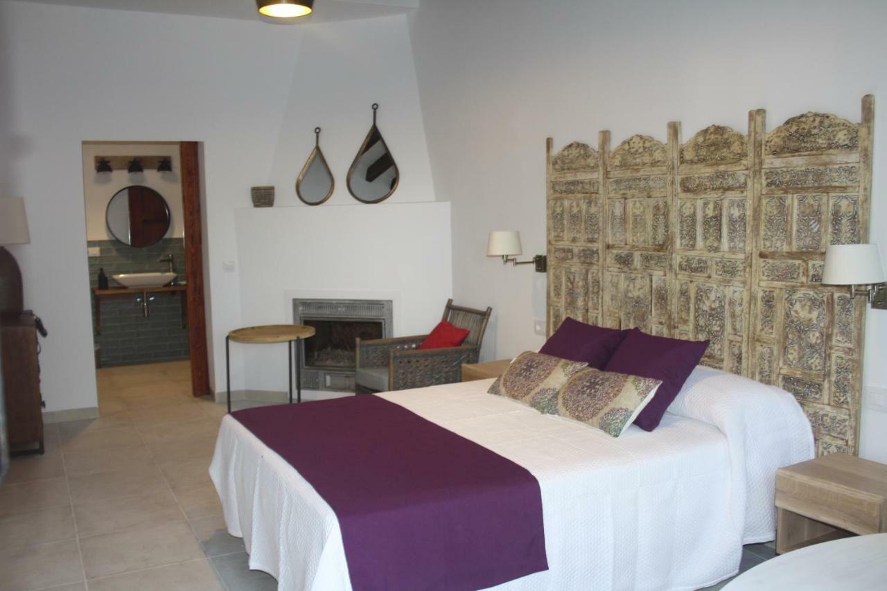 Habitación con cama grande