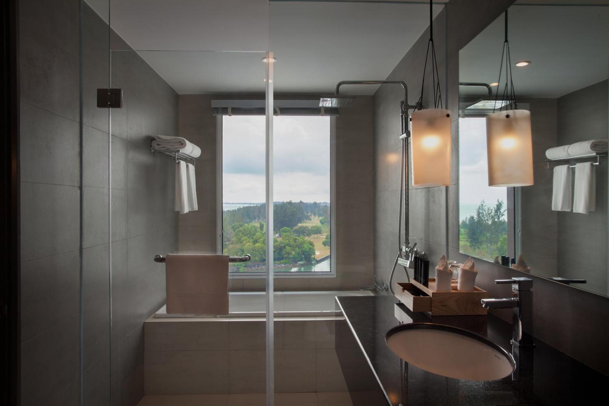 Deluxe King Room: 15% off on Two-way Airport Transfer, 10% off on Food & Beverage services, 10% Discount On Laundry service
