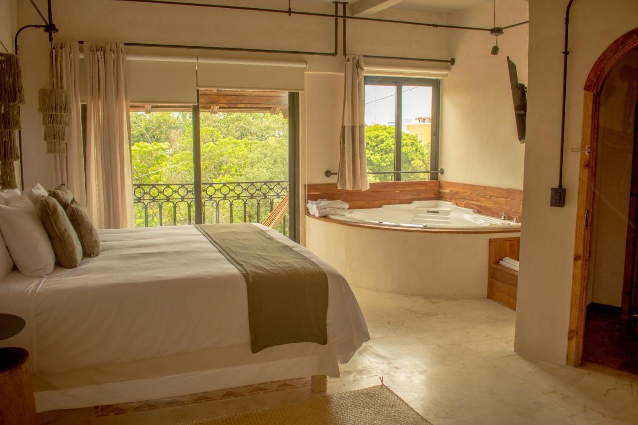 Suite Principal con jacuzzi, balcón y vistas a la ciudad