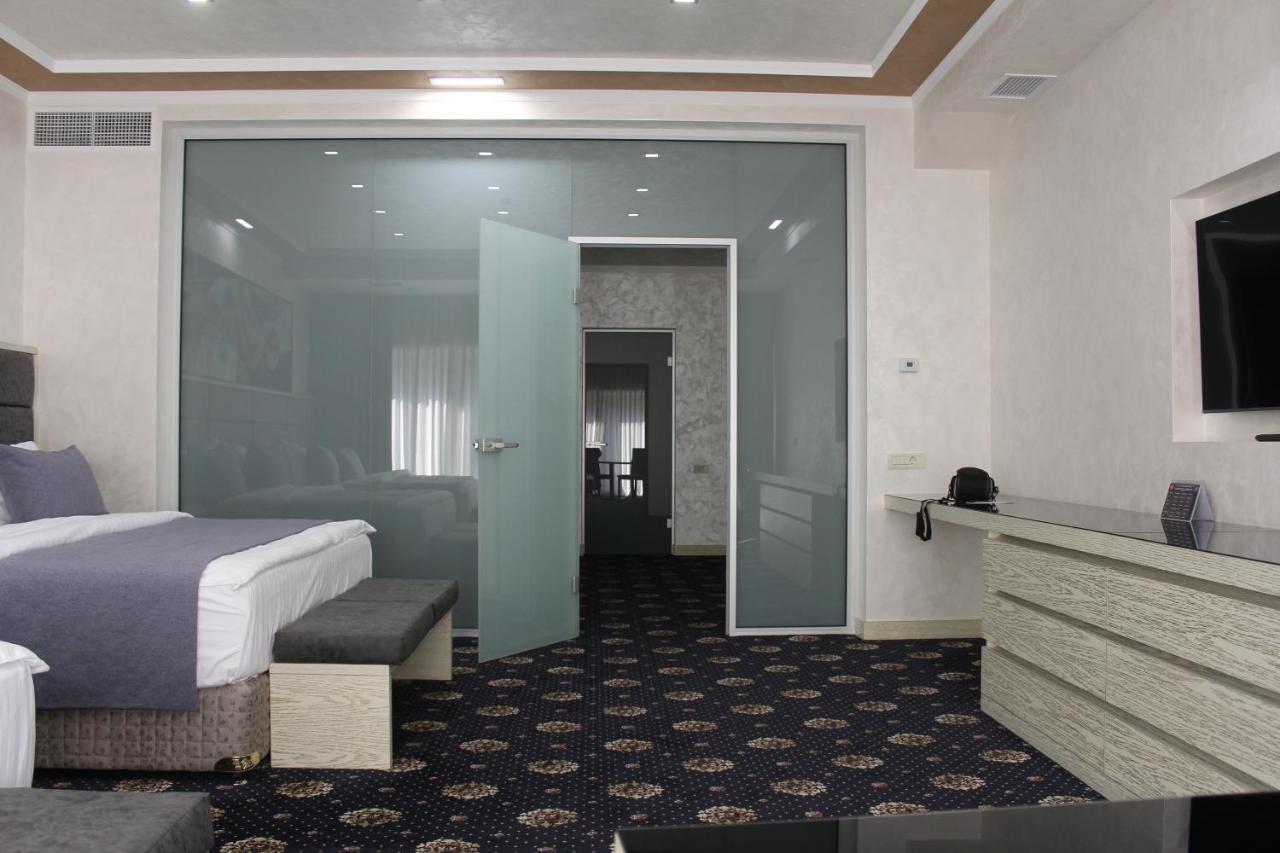Executive Suite,925677601:JPEG