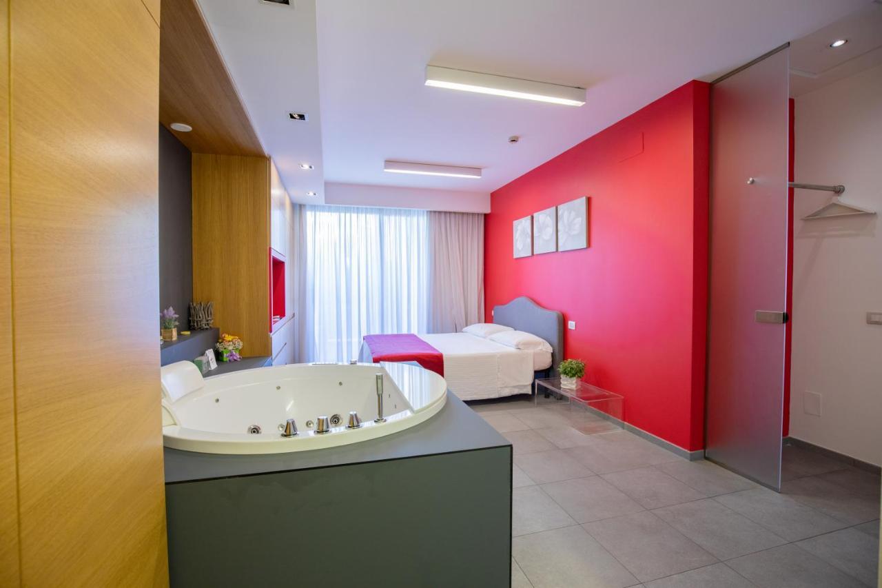 Doppelzimmer mit Whirlpool-Badewanne