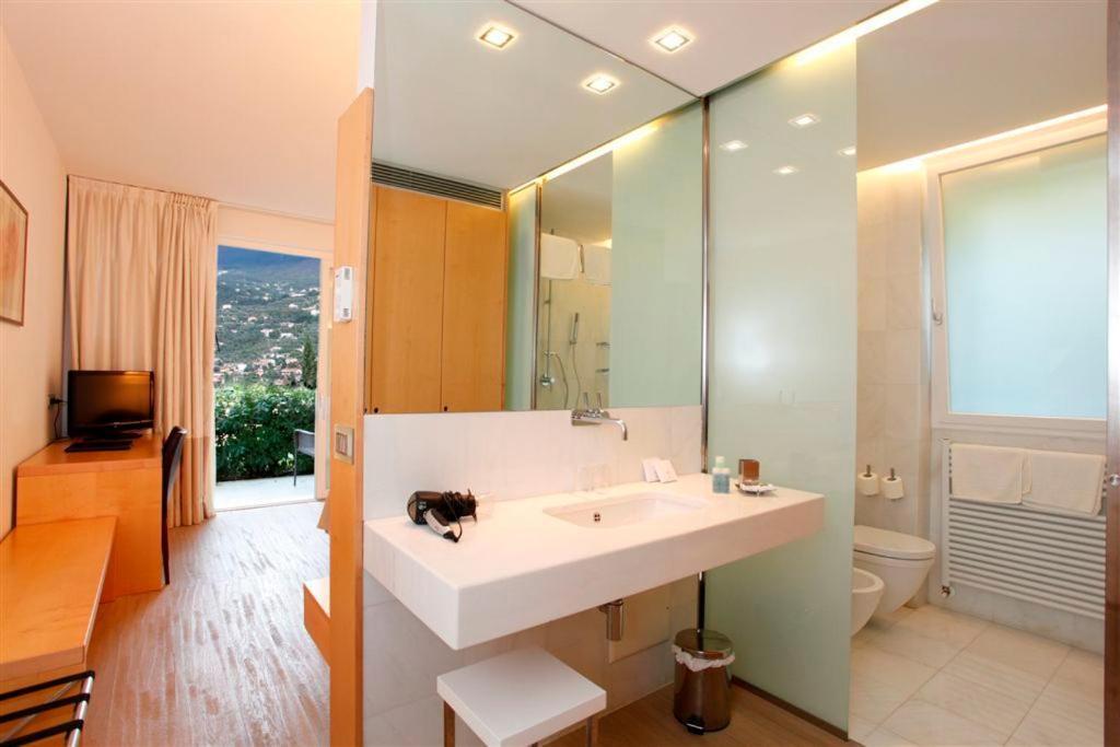 Double Room with Balcony and Lake View