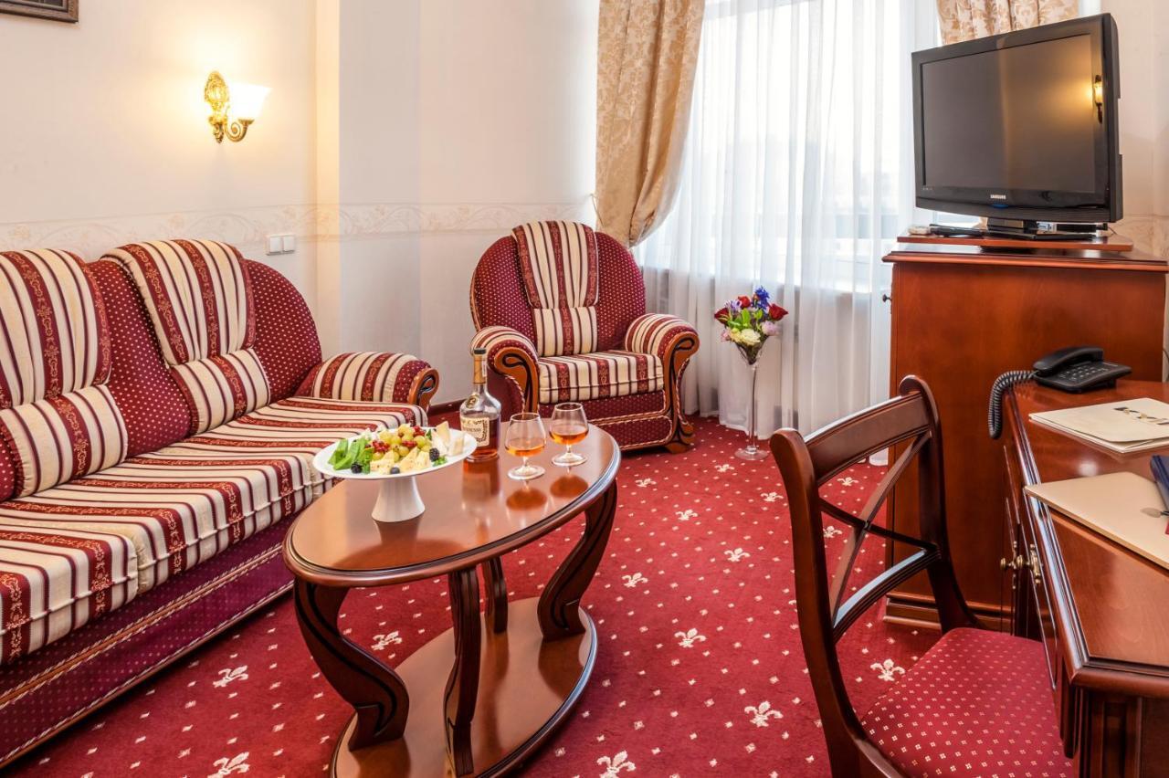 Deluxe Double Room (2 Adults + 1 Child)