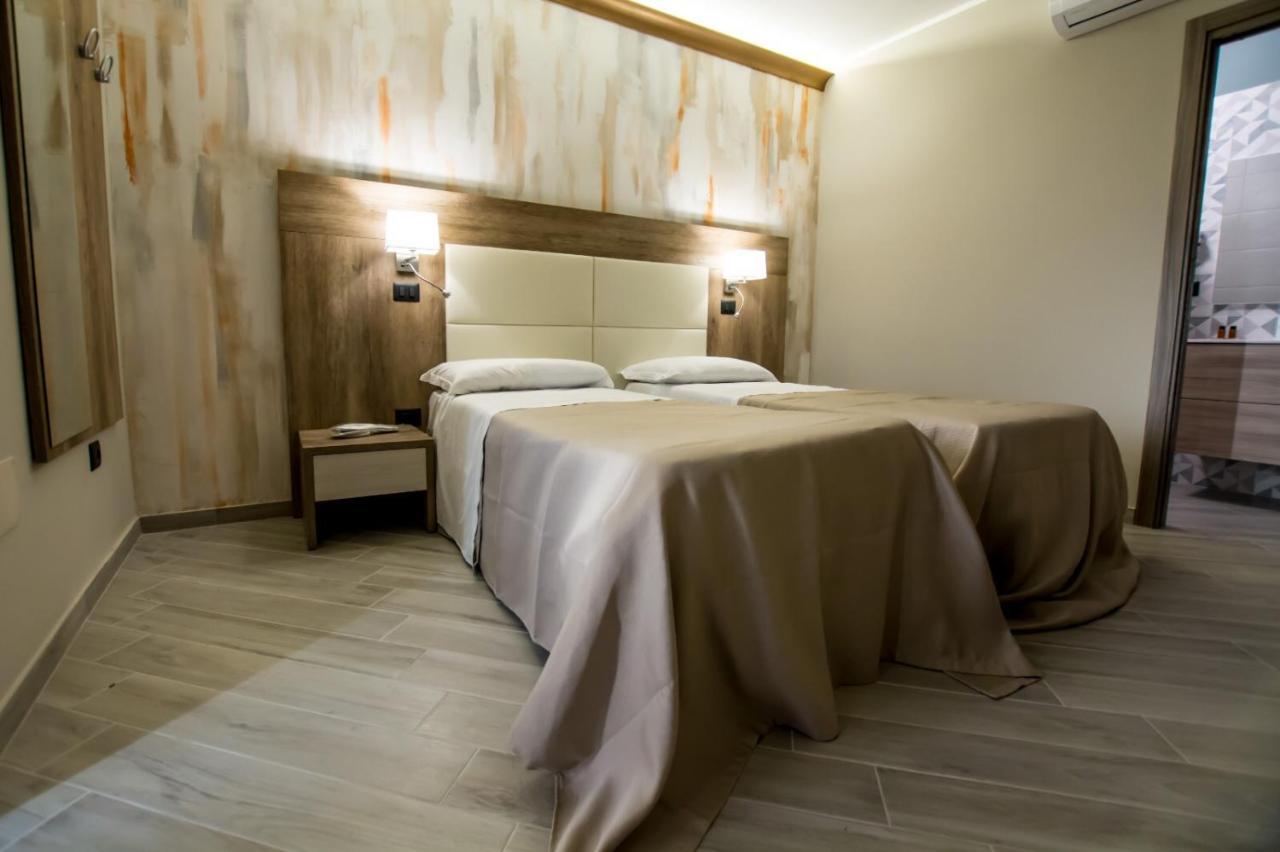 Deluxe Double or Twin Room,952855942:JPEG