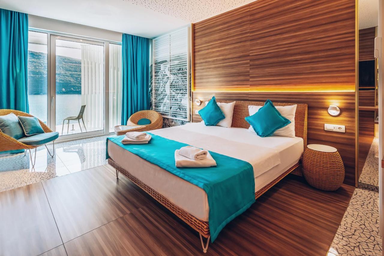 Deluxe Tweepersoonskamer met Balkon en Zijdelings Uitzicht op Zee