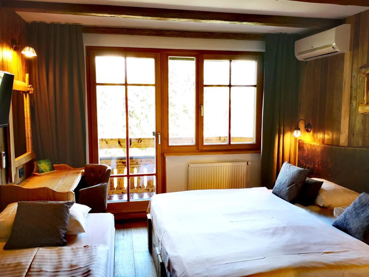 Camera Matrimoniale/Doppia con Letti Singoli con Letto Supplementare e Balcone