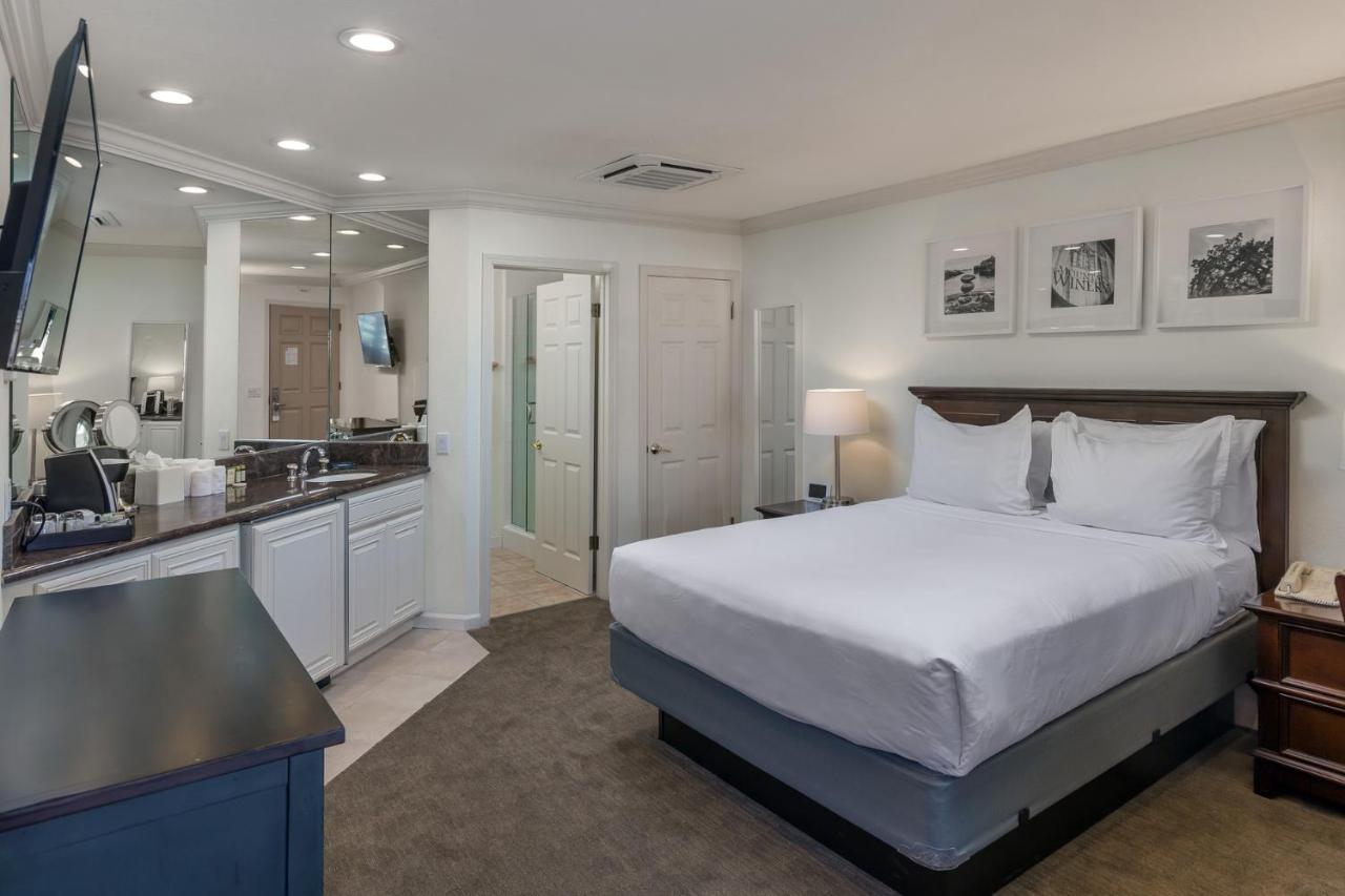 Habitación con cama grande